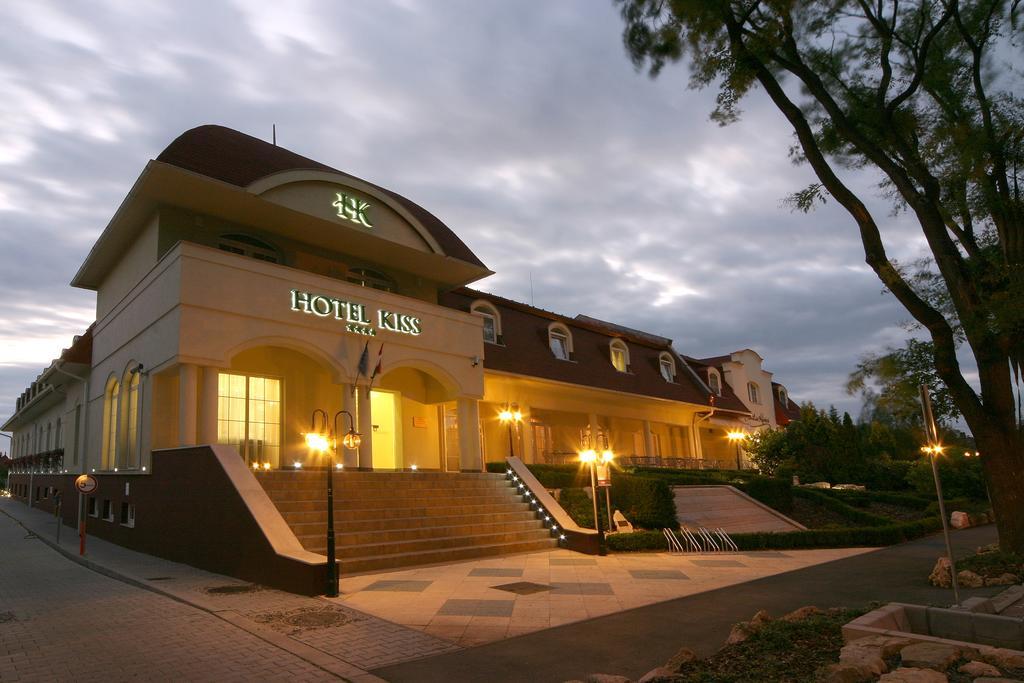 Hotel Kiss Tata Kültér fotó