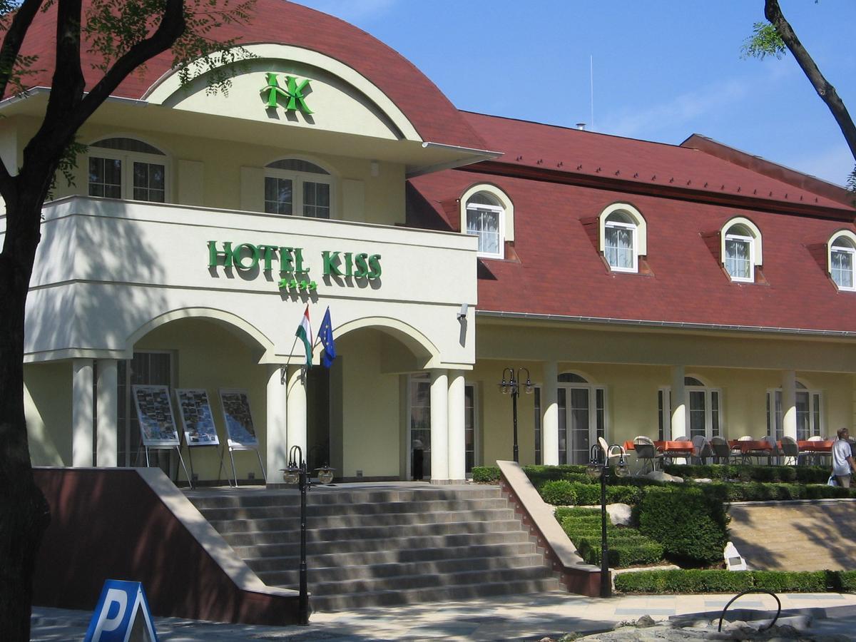 Hotel Kiss Tata Kültér fotó